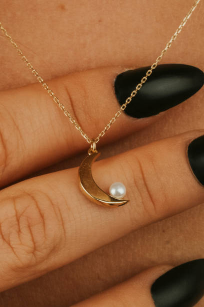 Collier lune pierre naturelle femme : symbolique et choix - Une Passion à La Fois