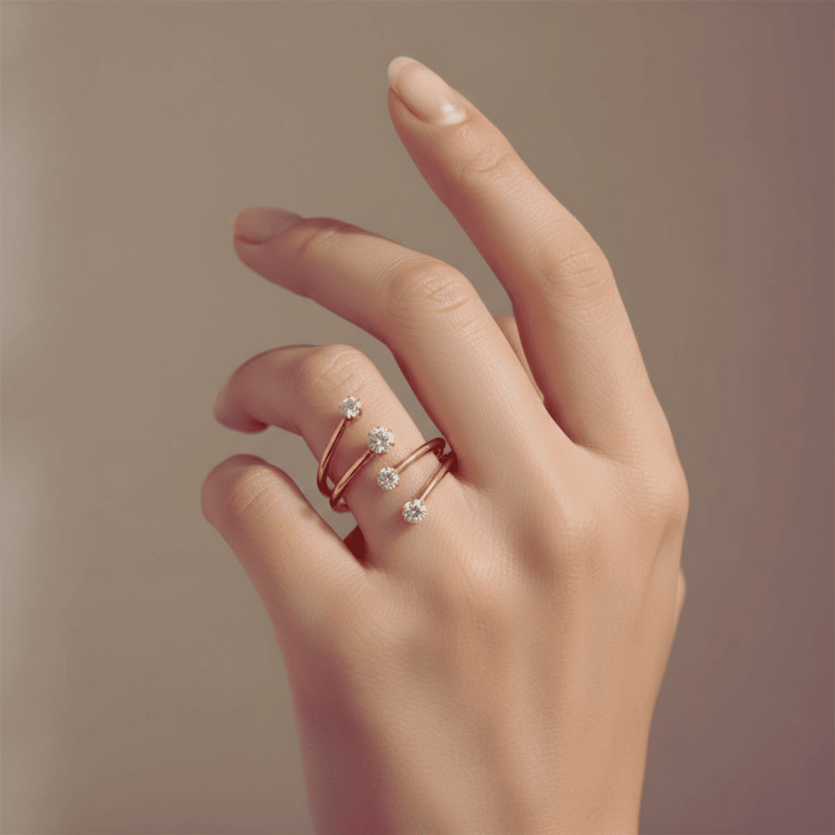 Bague spirale dorée avec zirconiums – Bijou élégant et symbolique - 