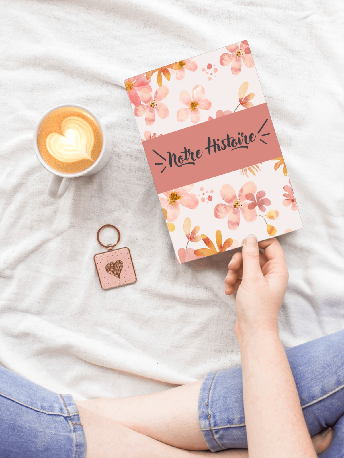 Carnet de couple tenu à la main, idée cadeau romantique pour créer des souvenirs à deux